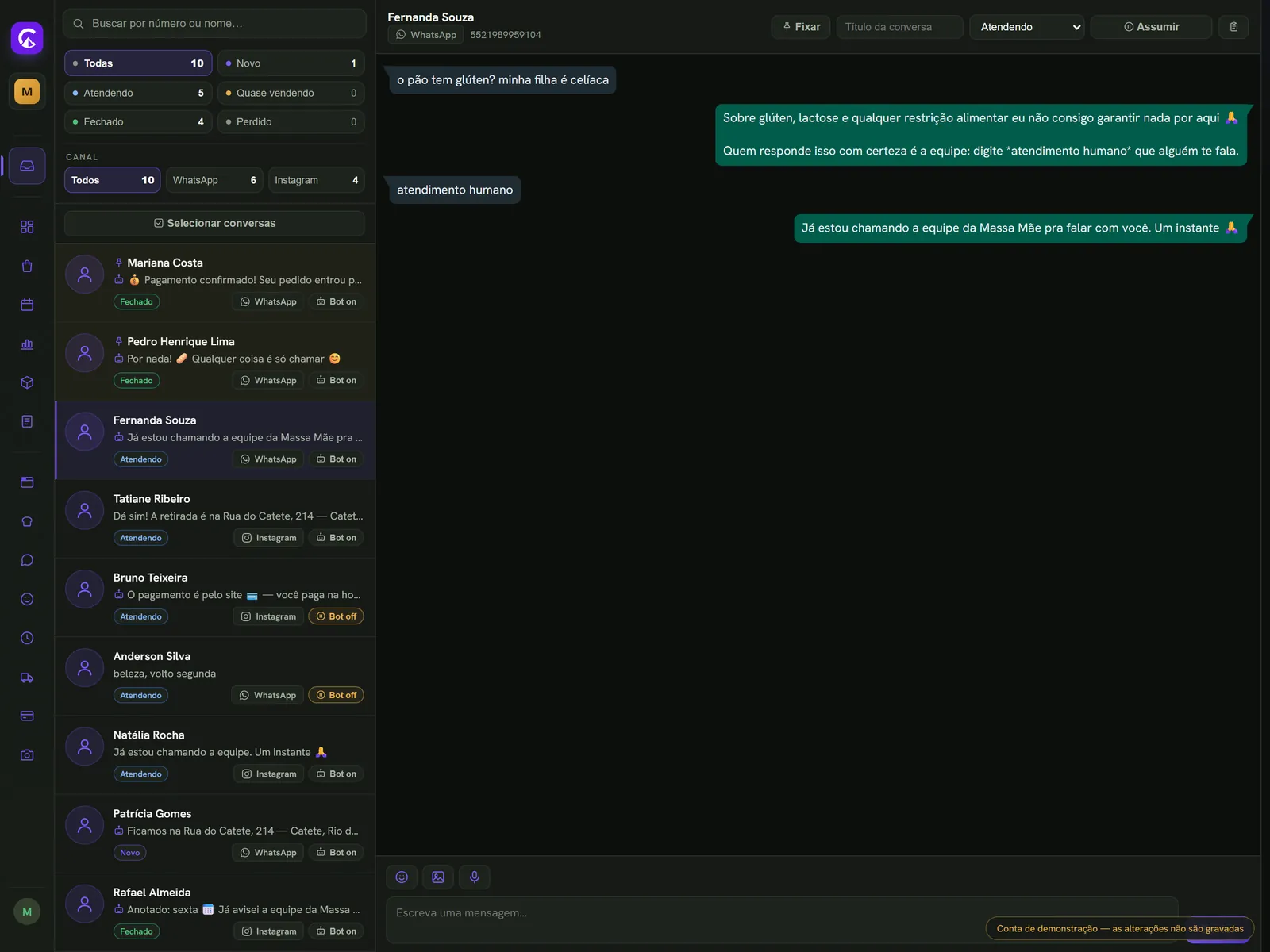 Caixa de entrada do ChatPeak: conversas de WhatsApp e Instagram na mesma lista, separadas por etapa, e uma conversa aberta em que o bot encaminha uma dúvida sobre glúten para a equipe.